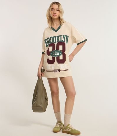 Remera Over en Algodón con Escote V y Estampa Lettering Brooklyn 2