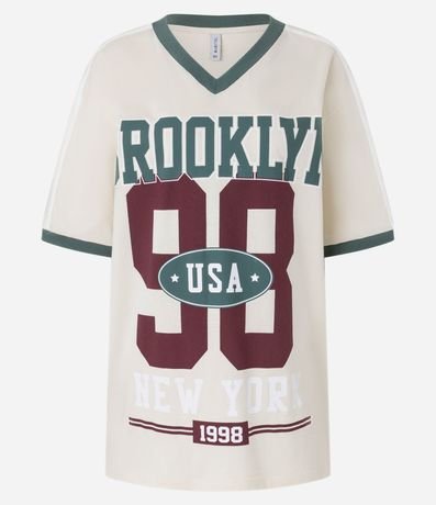 Remera Over en Algodón con Escote V y Estampa Lettering Brooklyn 3