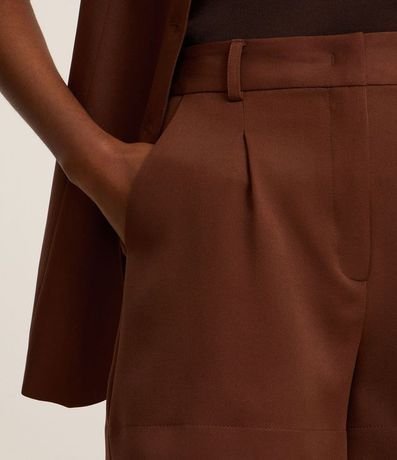 Short con Corte Sastre y Pliegues Delanteros 4