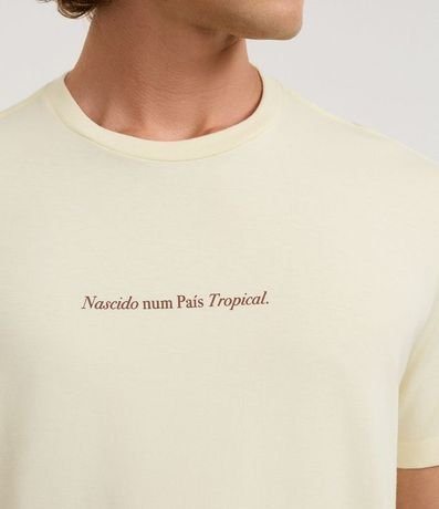 Remera Comfort en Algodón con Estampa Lettering Nascido Num País Tropical 3