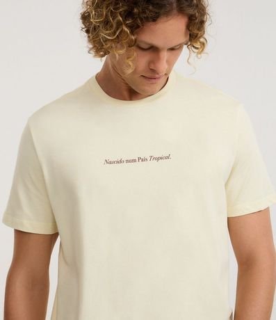 Remera Comfort en Algodón con Estampa Lettering Nascido Num País Tropical 4
