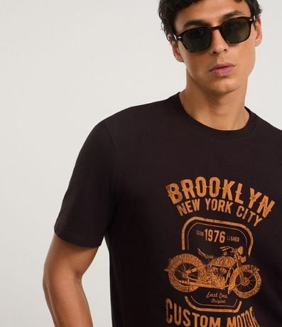 Remera Comfort en Algodón con Estampa de Moto y Lettering Brooklyn 3
