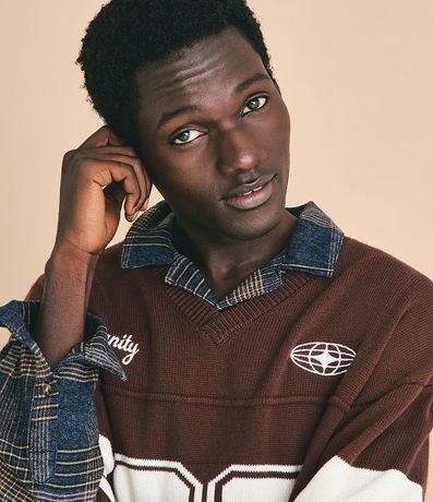 Remera Oversized Deportiva en Efecto Punto con Estampa y Bordado 2