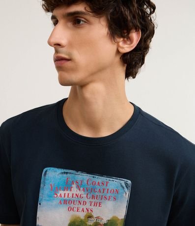 Remera en Algodón con Estampa de Paisaje Barcos en la Playa 3
