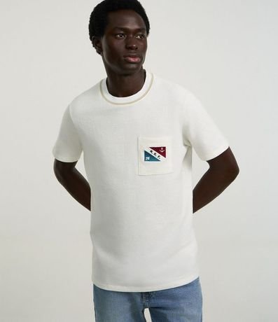 Remera en Algodón con Estampa Náutico en Bolsillo y Lettering M.R.F