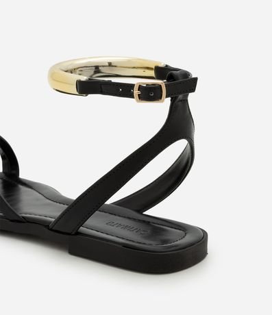 Sandalia Plana con Detalles Bold 4