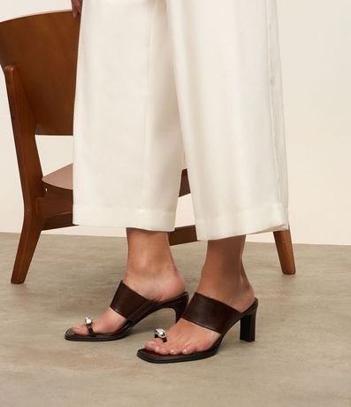 Sandalia Mule en PU con Tira Larga y Dedera de Metal 6