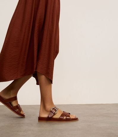 Sandalia Plana con Tiras en X y Hebilla Doble 2