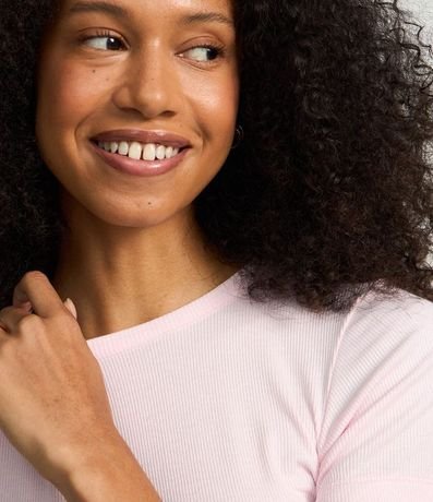 Blusa en Viscosa Texturizada y con Bajo Ondulado 4