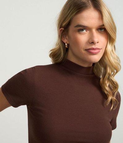 Blusa Básica Texturizada en Viscosa con Cuello Alto 4