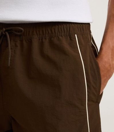 Bermuda Tecnológico Liso con Piping Contrastante 4