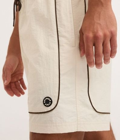 Bermuda Tecnológico Liso con Piping Contrastante 3