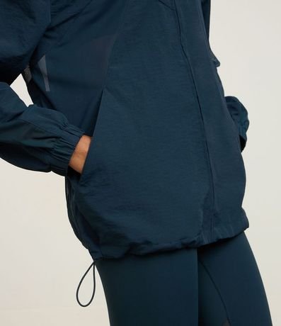 Campera Corta Vendo Deportiva con Cuello Alto y Recortes de Tule 4