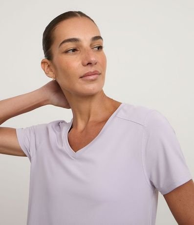 Remera Deportiva en Microfibra Agujerada con Bajo Mullet