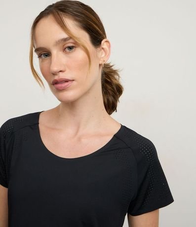Remera Deportiva en Microfibra con Laterales Perforadas