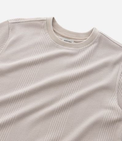 Remera Regular con Cuello Redondo y Textura Vertical 5