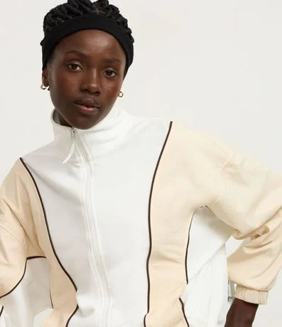 Campera Deportiva en Modal con Cuello alto y Frisos Contrastantes 2