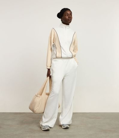 Campera Deportiva en Modal con Cuello alto y Frisos Contrastantes 3