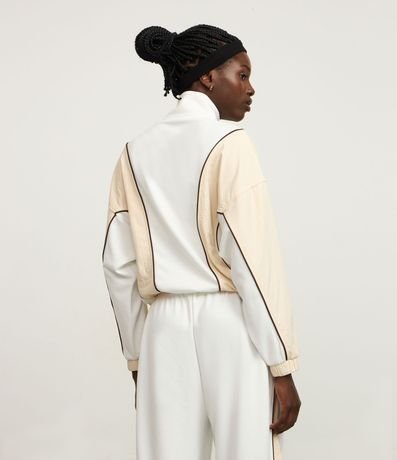 Campera Deportiva en Modal con Cuello alto y Frisos Contrastantes 4