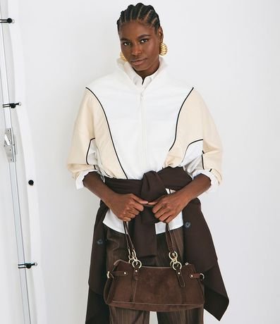 Campera Deportiva en Modal con Cuello alto y Frisos Contrastantes 1