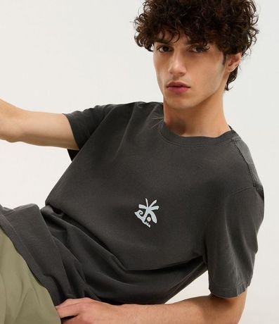 Remera Comfort en Algodón con Estampa de Palmeras y Lettering El Cuco 4