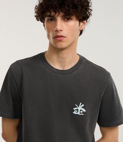 Remera Comfort en Algodón con Estampa de Palmeras y Lettering El Cuco 5