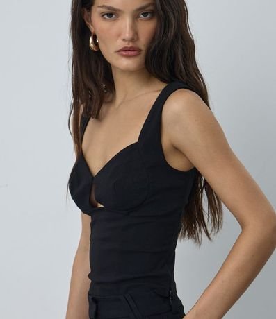 Blusa Cropped Bengalina con Recorte en el Escote 4