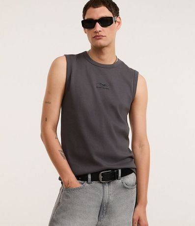 Musculosa Muscle en Rib con Estampa Delantero Bordada