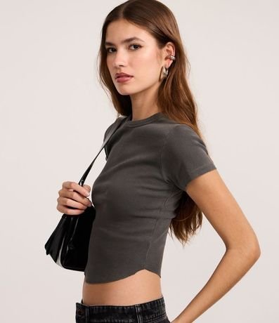Blusa Acanalada en Rib Desteñida con Bajo Redondo 3