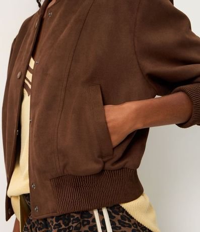 Campera Bomber en Gamuza con Bajo Ayustadas y Recortes 4