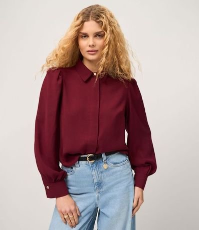 Camisa en Crepé con Botón Diferenciado y Manga Abullonada