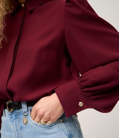 Camisa en Crepé con Botón Diferenciado y Manga Abullonada 4