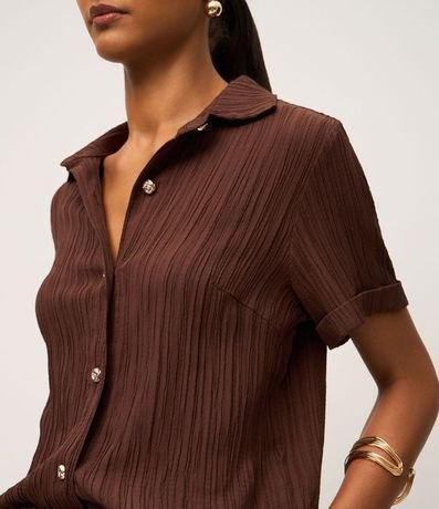 Camisa Texturizada en Viscosa con Botones Diferenciados 4