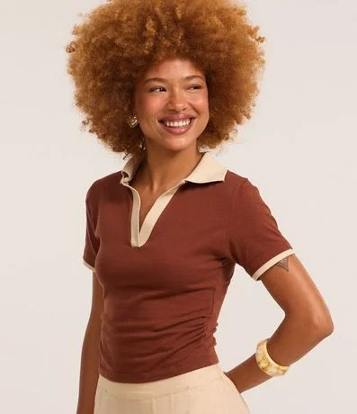 Blusa Polo en Cotton con Cuello Contrastante y Fruncido Lateral 1