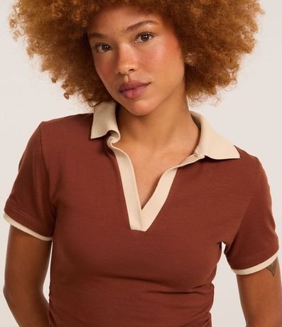 Blusa Polo en Cotton con Cuello Contrastante y Fruncido Lateral 3