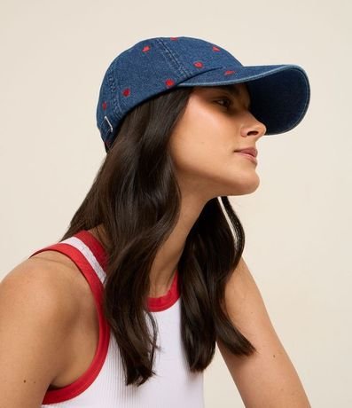 Gorra con Visera Curva en Jeans con Bordado de Corazones