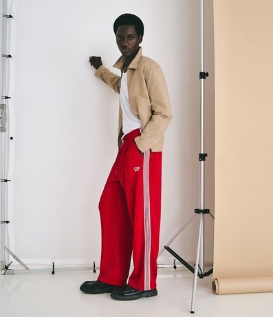 Pantalón Deportiva en Helanca con Rayas Laterales y Estampa Localizada