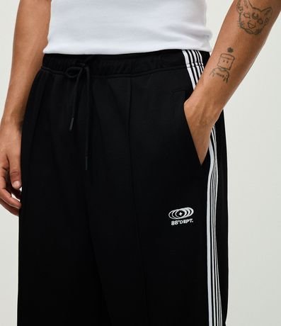Pantalón Deportiva en Helanca con Rayas Laterales y Estampa Localizada 4