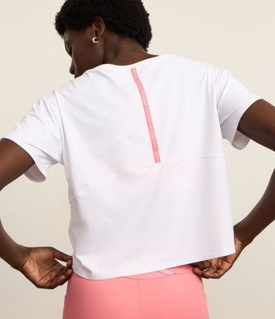 Remera Cropped Deportiva en Microfibra Texturizada con Detalle en la Espalda 3