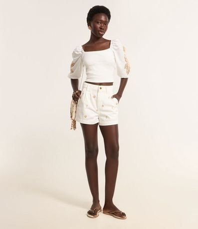 Short en Sarga con Pliegues y Bordados de Playa