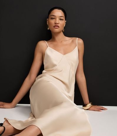 Vestido Satinado de Bretel con Recorte en el Busto 6