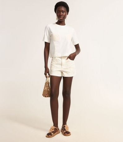 Short Slim Cintura Alta en Sarga con Bordado Floral