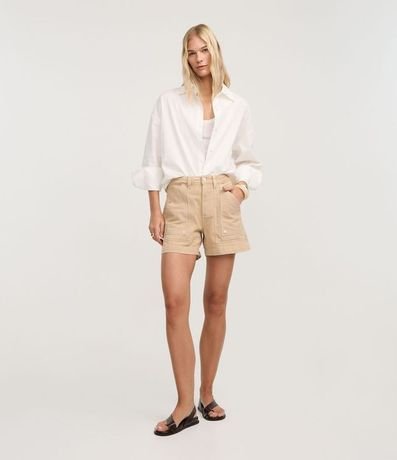 Short Mom en Sarga con Bolsillo Carpintero y Cintura Alta