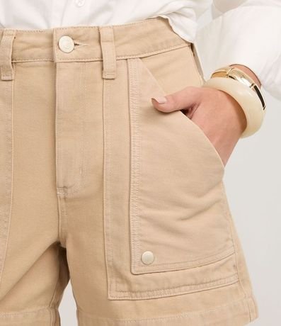 Short Mom en Sarga con Bolsillo Carpintero y Cintura Alta 4