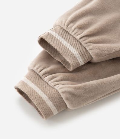 Conjunto Infantil en Plush con Campera Bordada y Pantalón – Talle 0 a 18 Meses 10