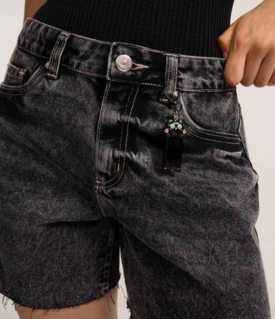 Short Mom en Jeans Marmoleado con Ruedo Cortado 4