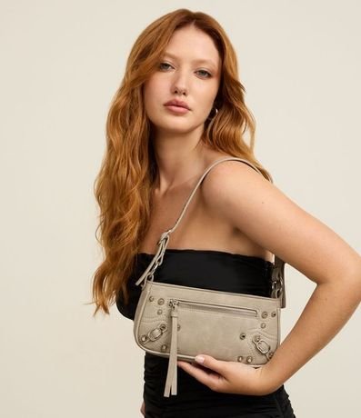 Cartera Baguette con Detalles en Metal y Asa Ajustable