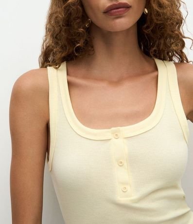 Blusa Musculosa en Rib con Media Vista de Botones 4