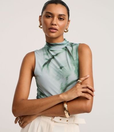 Blusa en Tule con Cuello Alto y Estampa Abstracta