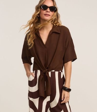 Blusa en Airflow con Cuello Polo y Lazo en la Bajo